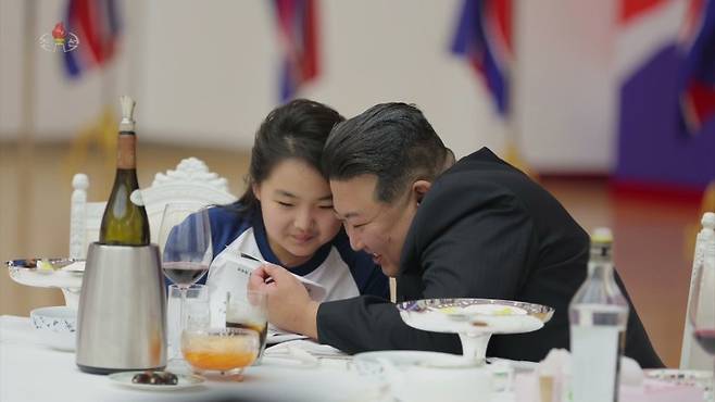 북한이 정찰위성 발사 성공을 경축하여 지난 23일 목란관에서 북한 정부의 명의로 마련한 연회가 진행됐다고 조선중앙TV가 24일 보도했다. 사진=조선중앙TV 캡처