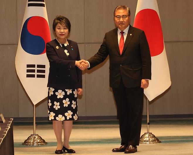 박진 외교부 장관과 가미카와 요코 일본 외무상이 26일 오전 부산 해운대구 시그니엘부산에서 열린 양자회담에 앞서 악수를 하고 있다. 공동취재사진