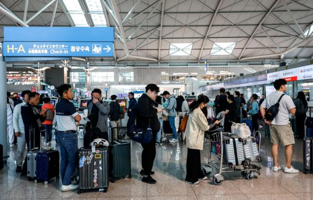 8일 인천국제공항 제1터미널 출국장에서 여행객들이 수속을 위해 줄 서 있다. 인천=뉴시스