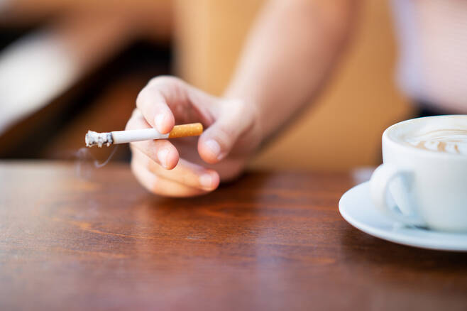 고도 흡연자가 인스턴트 커피믹스를 자주 마시면 COPD 발병위험이 커진다. /게티이미지뱅크