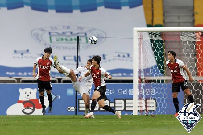 충북청주 조르지가 26일 부산아이파크 원정에서 극적인 동점골을 넣는 순간. 사진=프로축구연맹