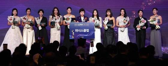 프로골퍼 이예원(왼쪽부터), 이주미, 최은우, 박보겸, 방신실, 김순미 KLPGA 수석 부회장, 고지우, 황유민, 서연정, 마다솜, 박주영이 20일 오후 서울 강남구 그랜드인터컨티넨탈 서울파르나스에서 열린 2023 한국여자프로골프(KLPGA) 대상 시상식에서 '위너스클럽'에 선정된 뒤 기념 촬영을 하고 있다. 뉴스1