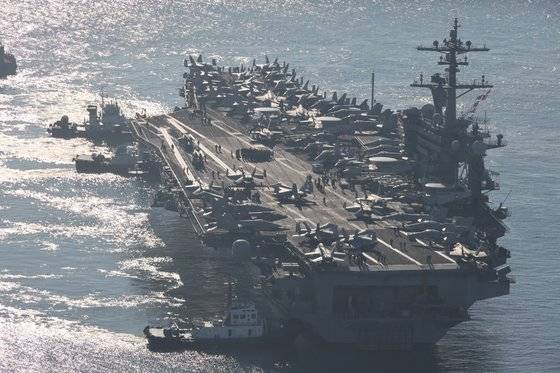 미국 해군의 핵추진 항공모함 '칼빈슨함'(CVN-70)이 21일 오전 부산 남구 해군작전사령부 부산기지에 입항했다. 니미츠급 항모인 칼빈슨함은 길이 333m, 폭 77m이며, 비행갑판 축구장 3배 규모, 승조원 6000여 명, 항공기 80~90대 탑재하는 등 '떠다니는 군사기지'라 불린다. 송봉근 기자