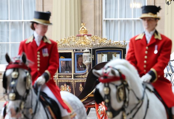 영국을 국빈 방문한 윤석열 대통령과 찰스 3세 영국 국왕이 21일(현지시간) 런던 호스가즈 광장에서 열린 공식환영식을 마친 뒤 마차를 타고 버킹엄궁에 도착하고 있다. 연합뉴스