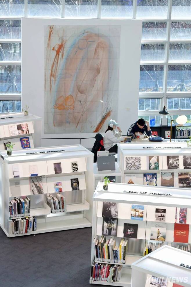 의정부미술도서관은 전국 최초 미술관과 도서관이 융합된 공공도서관으로 예술 서적을 비롯하여 4만 여권의 책과 예술 작품을 동시에 만나볼 수 있는 복합문화공간이다.