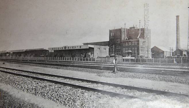 영등포역 동쪽에 인접한 소화기린맥주 영등포공장의 전경을 담은 ‘경성부 영등포 명소’ 사진엽서. 1930년대 후반 제작 배포된 것으로 추정된다. 1933년 창립한 ‘소화기린맥주주식회사’는 일본의 ‘기린맥주주식회사’의 자매회사로 약 2만 평 규모의 맥주제조공장이었다. [서울역사아카이브]