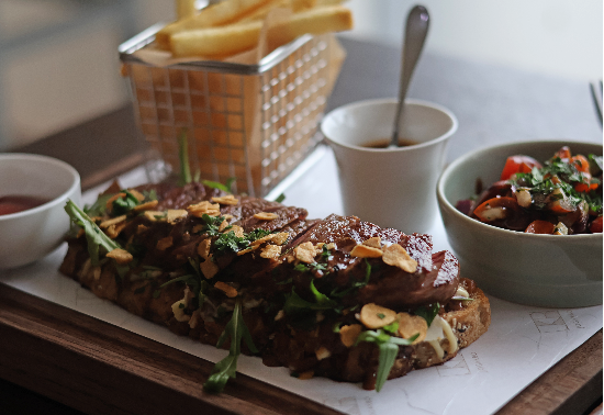 서울 안다즈호텔에서 조리로봇으로 만든 메뉴 ‘스테이크샌드위치’(비욘드허니컴 제공).