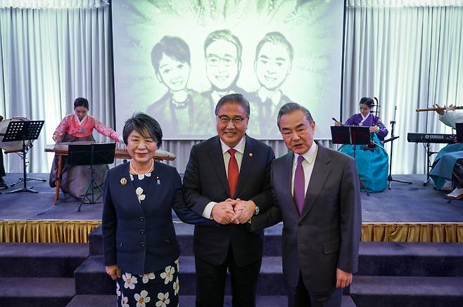 박진 외교장관은 26일 부산 해운대에서 열린 제10차 한중일 외교장관 회의에 앞서 왕이(王毅) 중국 중앙정치국 위원 겸 외사판공실 주임, 가미카와 요코(上川陽子) 일본 외무대신,오찬을 주최했다. [외교부 제공]