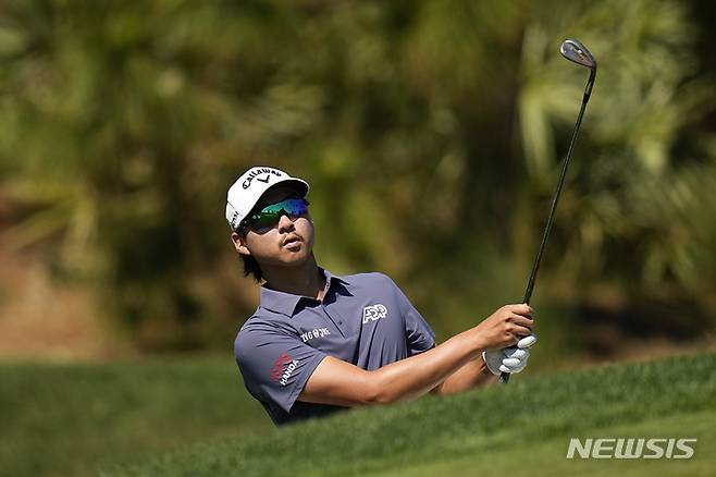 [폰테베드라비치=AP/뉴시스] 이민우(호주)가 11일(현지시간) 미 플로리다주 폰테베드라비치의 TPC 소그래스 스타디움 코스에서 열린 미국 프로골프(PGA) 투어 플레이어스 챔피언십 3라운드 2번 그린에서 칩샷하고 있다. 이민우는 중간 합계 12언더파 204타로 단독 2위를 기록했다. 2023.03.12.