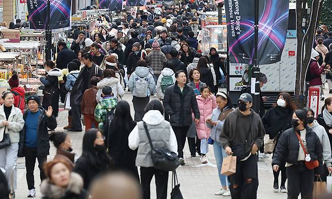 26일 오후 서울 명동 거리가 시민들과 관광객들로 붐비고 있다. 뉴스1