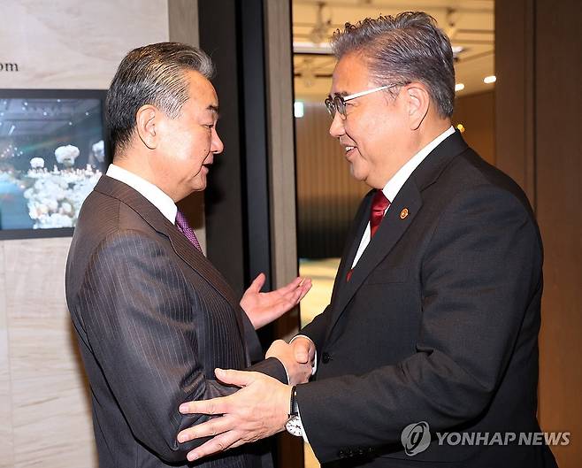 부산서 만난 한중 외교수장 (부산=연합뉴스) 손형주 기자 = 26일 오전 부산 해운대구 시그니엘 부산에서 열린 한중 외교장관 양자회담에서 박진 외교부장관이 왕이 중국 공산당 중앙정치국 위원 겸 외교부장과 회담 전 대화하고 있다. 2023.11.26 handbrother@yna.co.kr