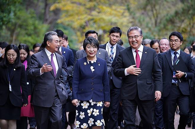 APEC누리마루 인근을 산책하는 한중일 외교장관 (서울=연합뉴스) 한중일 외교장관이 26일 부산 해운대구 APEC누리마루 인근에서 산책하고 있다. 왼쪽부터 왕이 중국 외교부장, 가미카와 요코 일본 외무상, 박진 외교부 장관.2023.11.26 [외교부 제공. 재판매 및 DB 금지] photo@yna.co.kr