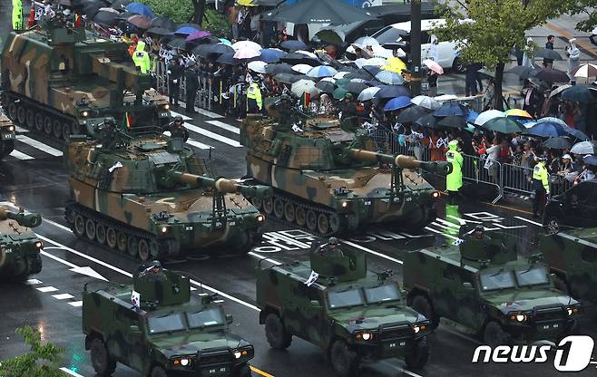 26일 오후 서울 세종대로 일대에서 열린 건군 75주년 국군의날 시가행진에서 K-9 자주포 등이 행진하고 있다. 2023.9.26/뉴스1 ⓒ News1 구윤성 기자