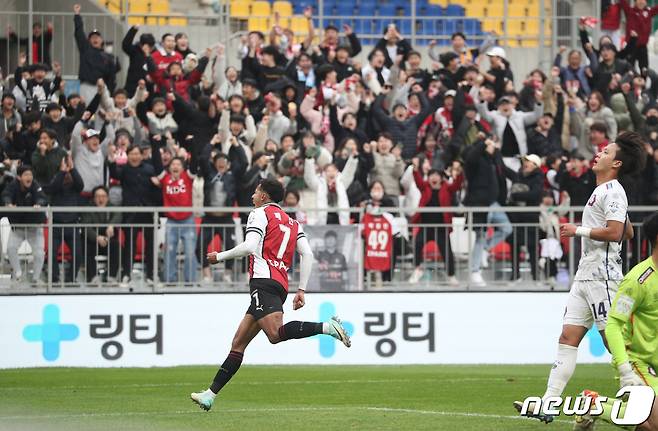 26일 오후 부산 연제구 부산아시아드주경기장에서 열린 '하나원큐 K리그2 2023 39라운드' 부산 아이파크와 충북청주FC의 경기에서 부산 페신이 선제골을 넣은 뒤 환호하고 있다. 2023.11.26/뉴스1 ⓒ News1 윤일지 기자