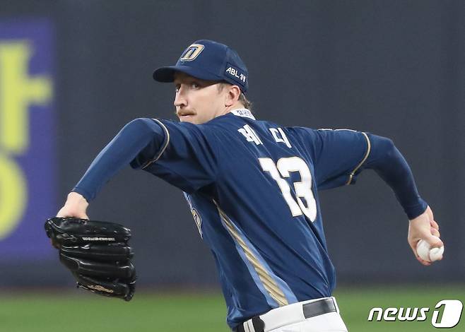 30일 오후 경기 수원시 장안구 KT위즈파크에서 열린 ‘2023 신한은행 SOL KBO 포스트시즌’ 플레이오프 1차전 KT 위즈와 NC 다이노스의 경기, 1회말 NC 선발투수 페디가 공을 던지고 있다. 2023.10.30/뉴스1 ⓒ News1 김영운 기자