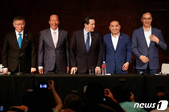 23일 제1야당 국민당 허우유이 후보(우측 2번째)와 제2야당 민중당 커원저 후보(맨 좌측), 그리고 무소속 출마를 선언한 폭스콘의 창업자 궈타이밍(좌측 2번째) 후보가 야권 단일화를 위한 3자 회담을 벌였지만 협상은 결렬됐다. 2023.11.23. ⓒ 로이터=뉴스1 ⓒ News1 정윤영 기자