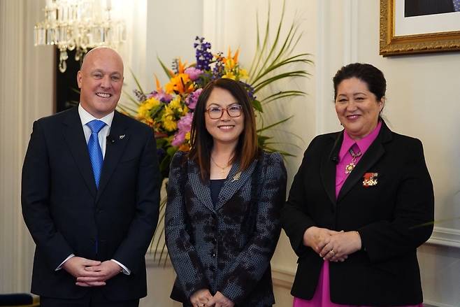 첫 뉴질랜드 한인장관된 멜리사 리(가운데). 오른쪽은 신디 키로 뉴질랜드 총독이고 왼쪽은 크리스토퍼 럭슨 신임 총리다. (멜리사 리 페이스북 갈무리)
