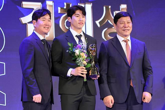 27일 오후 서울 중구 웨스틴조선호텔에서 열린 2023 신한은행 SOL KBO 시상식에서 KBO리그 수비상을 수상한 키움 2루수 김혜성이 기념 촬영하고 있다. 소공동 | 연합뉴스