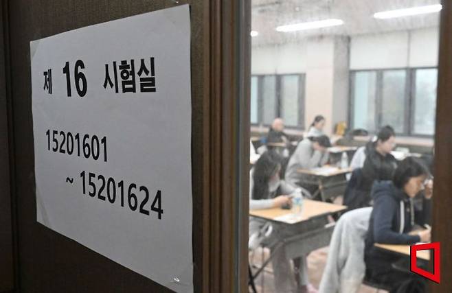 2024학년도 대학수학능력시험일인 지난 16일 서울 중구 이화여자외국어고등학교에서 수험생이 시험 시작을 기다리고 있다. 사진=사진공동취재단