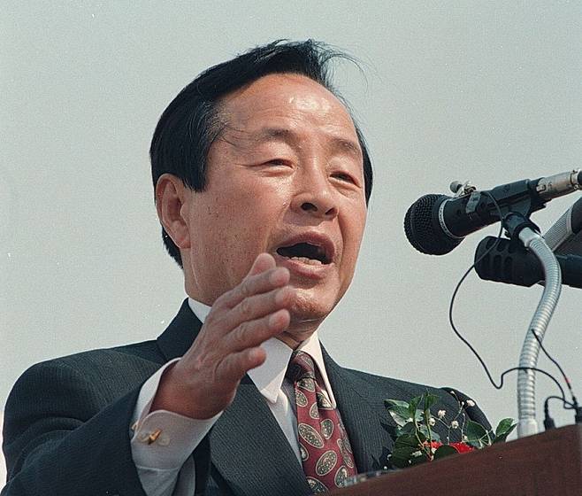 김영삼 대통령은 청와대 예산부터 줄이며 재정 개혁에 시동을 걸었다. 대선 후보 당시 연설하는 모습./조선일보 DB