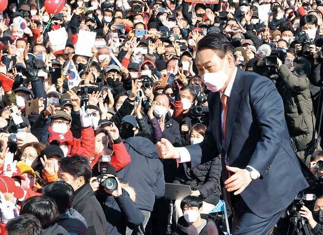 尹, 수원 팔달문 앞에서 어퍼컷 - 국민의힘 윤석열 대통령 후보가 24일 경기도 수원시 팔달문 앞에서 연설을 마치고 주먹 어퍼컷 동작을 하고 있다. 윤 후보는 더불어민주당 이재명 후보의 ‘정치적 고향’인 경기도에서 집값 폭등, 대장동 의혹 등을 비판하며 유세를 벌였다. /국회사진기자단