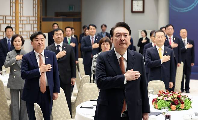 윤석열 대통령이 27일 서울 용산 대통령실 청사에서 열린 국가과학기술자문회의 민간위원 오찬 간담회에서 국기에 경례하고 있다. /연합뉴스