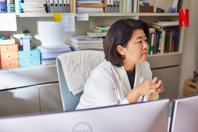 넷플릭스 드라마 '정신병동에도 아침이 와요'에서 수간호사 송효신 역을 맡은 배우 이정은. /넷플릭스