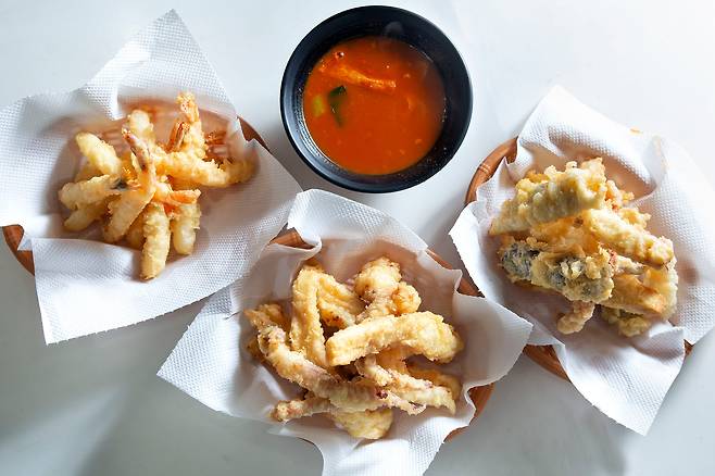 서울 대치동 은마상가 '튀김아저씨'의 새우· 오징어·모둠 튀김(왼쪽부터). /한준호 영상미디어 기자