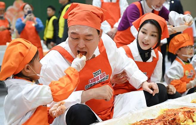 윤석열 대통령과 김건희 여사가 27일 경기도 일산서구 킨텍스에서 열린 ‘나눔과 봉사의 국민 대통합 김장’ 행사에 참석해 행사에 참여한 인근 어린이집 아이들이 담은 김치맛을 보고 있다. 2023.11.27. 대통령실사진기자단