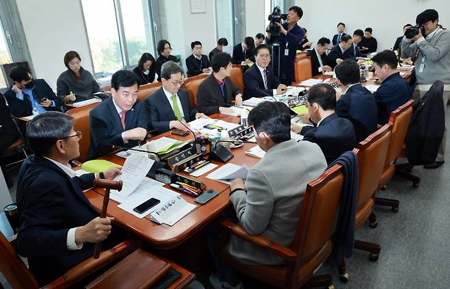 서삼석 국회 예산결산특별위원회 예산안등조정소위원장이 21일 오전 서울 여의도 국회에서 열린 예산안등조정소위원회에서 의사봉을 두드리고 있다. 2023.11.21. 뉴시스