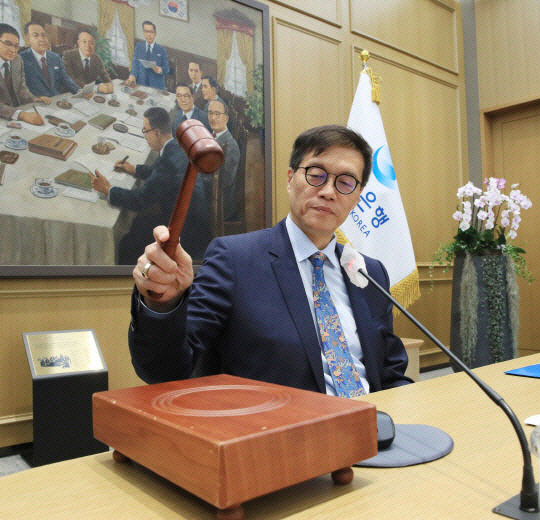 이창용 한국은행 총재가 지난달 19일 오전 서울 중구 한국은행에서 열린 금융통화위원회 본회의에서 회의를 주재하고 있다. 한은 제공.