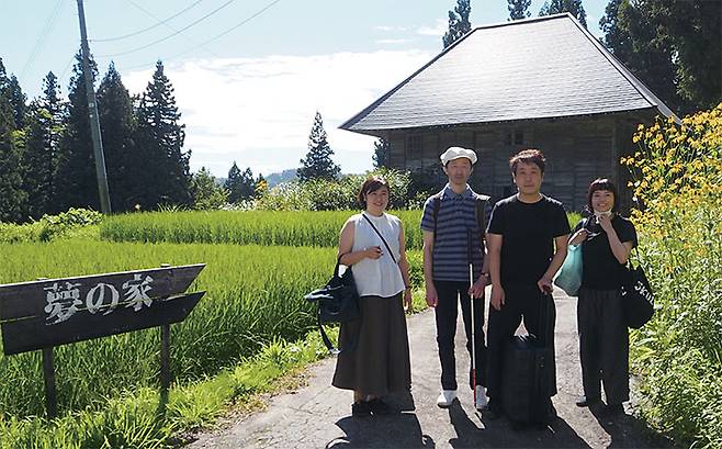 ‘눈이 보이지 않는 친구와 예술을 보러 가다’ 저자인 가와우치 아리오(맨 왼쪽)와 시라토리 겐지(왼쪽에서 두 번째). 사진 다다서재