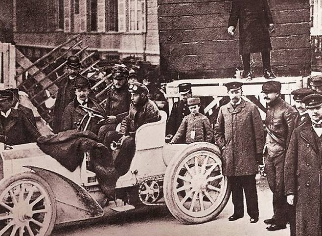 1901년 메르세데스-벤츠 자동차에 장착된 콘티넨탈 공기압 타이어. 사진 콘티넨탈