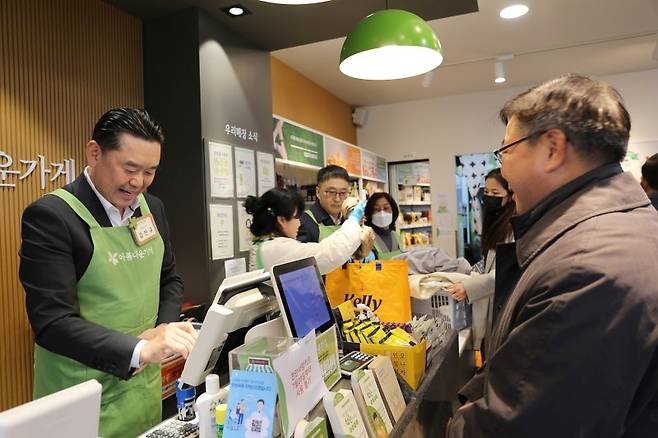 지난 24일 충남 천안에서 진행된 '아름다운하루 특별전' 나눔바자회에서 김인규 하이트진로 대표이사(왼쪽 첫번째)가 판매봉사를 하고 있다. 하이트진로 제공