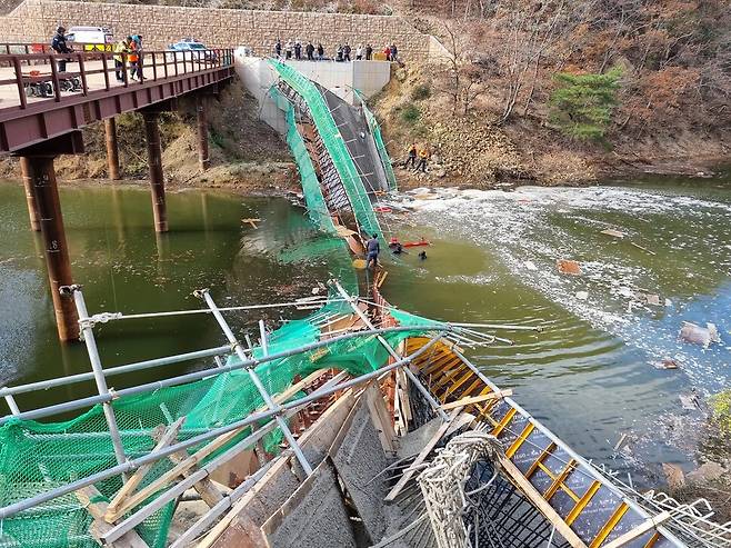 27일 오전 경북 경주시 강동면 안계댐 다리가 무너져 2명이 숨졌다. 경북소방본부 제공