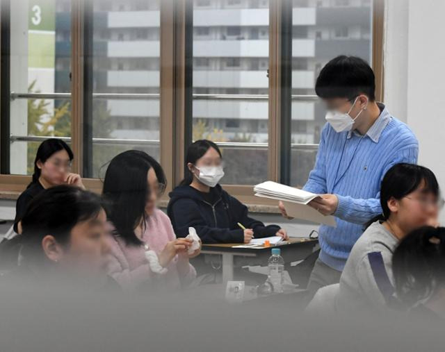 2024학년도 대학수학능력시험일인 16일 오전 서울 영등포구 여의도여고에서 시험감독관들이 수험생 본인 확인을 하고 있다. (기사 내용과 무관한 사진임) 사진공동취재단