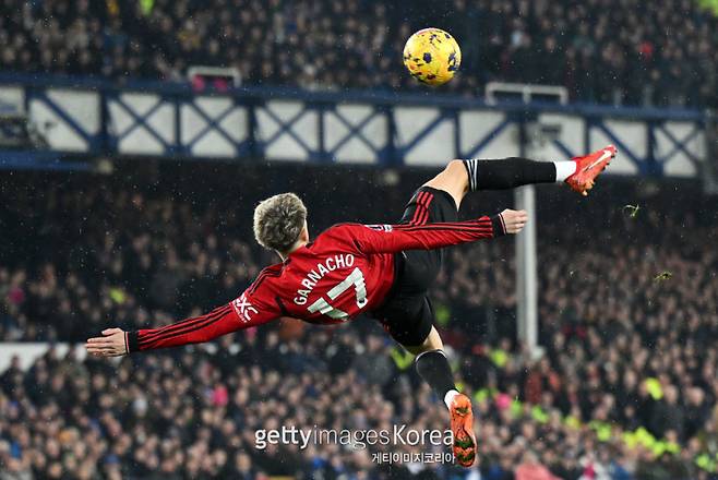 맨체스터 유나이티드 공격수 알레한드로 가르나초가 27일 에버턴과의 잉글랜드 프리미어리그(EPL) 원정 경기에서 바이시클킥으로 골을 터뜨리는 순간. 사진=게티이미지