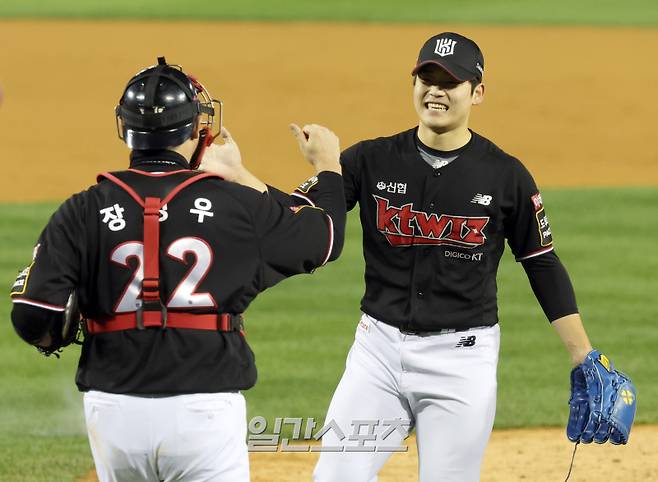 kt위즈와 LG 트윈스의 2023 KBO 한국시리즈 1차전 경기가 7일 오후 서울 잠실야구장에서 열렸다. kt가 3-2 로 역전승했다. 경기종료후 투수 박영현과 포수 장성우가 포옹하고있다. 잠실=정시종 기자 capa@edaily.co.kr /2023.11.07.