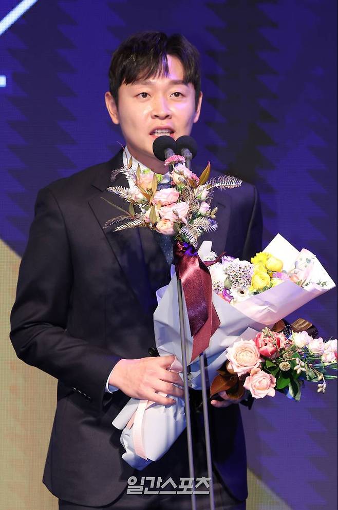 2023 KBO 시상식이 27일 오후 서울 중구 소공동 웨스틴조선호텔에서 열렸다. 두산 정수빈이 KBO 도루상을 수상하고 소감을 말하고 있다. MVP와 신인상 수상자는 정규시즌 종료 후 한국야구기자회 소속 언론사 기자 및 각 지역 언론 담당 기자들의 사전 온라인 투표로 정해졌다. 김민규 기자 mgkim1@edaily.co.kr