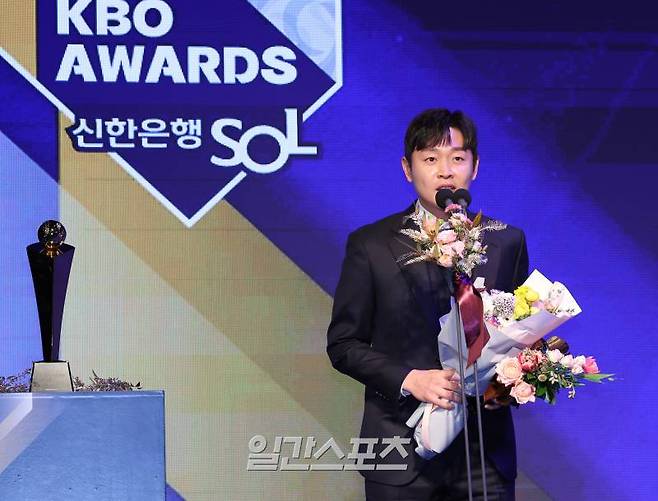 2023 KBO 시상식이 27일 오후 서울 중구 소공동 웨스틴조선호텔에서 열렸다. 두산 정수빈이 KBO 도루상을 수상하고 소감을 말하고 있다. MVP와 신인상 수상자는 정규시즌 종료 후 한국야구기자회 소속 언론사 기자 및 각 지역 언론 담당 기자들의 사전 온라인 투표로 정해졌다. 김민규 기자 mgkim1@edaily.co.kr