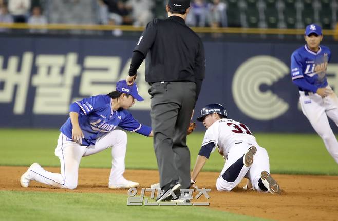 2023 KBO리그 삼성 라이온즈와 두산 베어스의 경기가 24일 오후 잠실야구장에서 열렸다. 두산 정수빈이 5회말 2루 도루 성공하고 있다. 5시즌 연속 10도루 . 잠실=정시종 기자 capa@edaily.co.kr