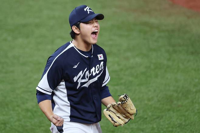 <yonhap photo-0525="">(사오싱[중국]=연합뉴스) 신현우 기자 = 7일 중국 저장성 항저우 인근 사오싱 야구·소프트볼 스포츠센터 제1구장에서 열린 2022 항저우 아시안게임 야구 결승 대만과 대한민국의 경기. 1회말 2사 3루 한국 선발투수 문동주가 대만 린안거를 포수 스트라이크 낫 아웃으로 잡아낸 뒤 포효하고 있다.</yonhap>