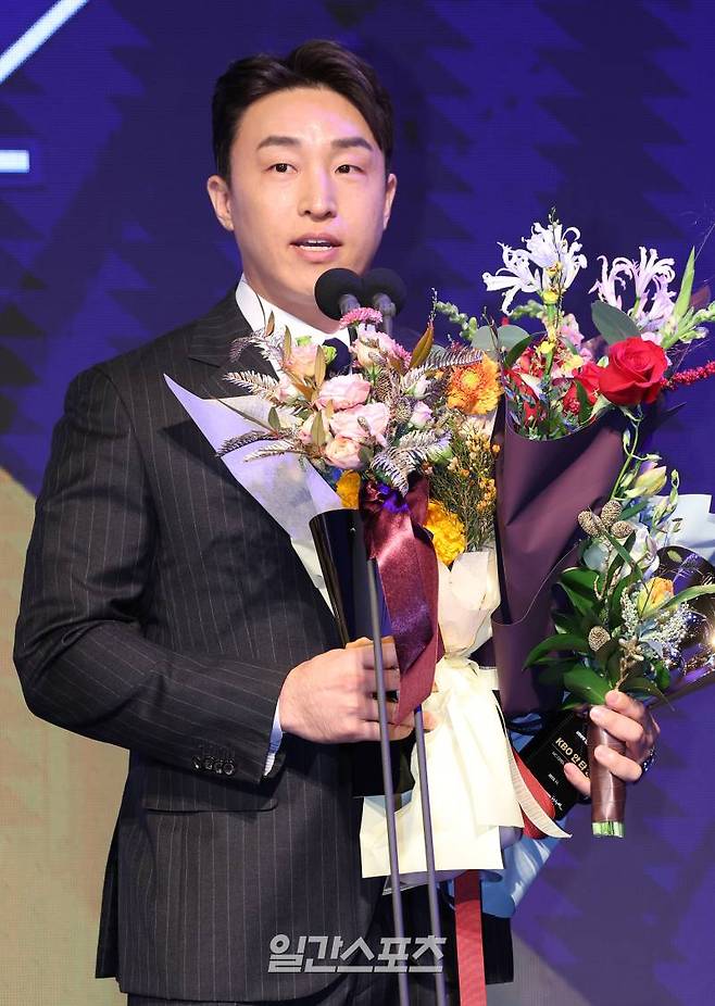 2023 KBO 시상식이 27일 오후 서울 중구 소공동 웨스틴조선호텔에서 열렸다. NC 손아섭이 KBO 타율, 안타상을 수상하고 소감을 말하고 있다. MVP와 신인상 수상자는 정규시즌 종료 후 한국야구기자회 소속 언론사 기자 및 각 지역 언론 담당 기자들의 사전 온라인 투표로 정해졌다. 김민규 기자 mgkim1@edaily.co.kr /2023.11.27/