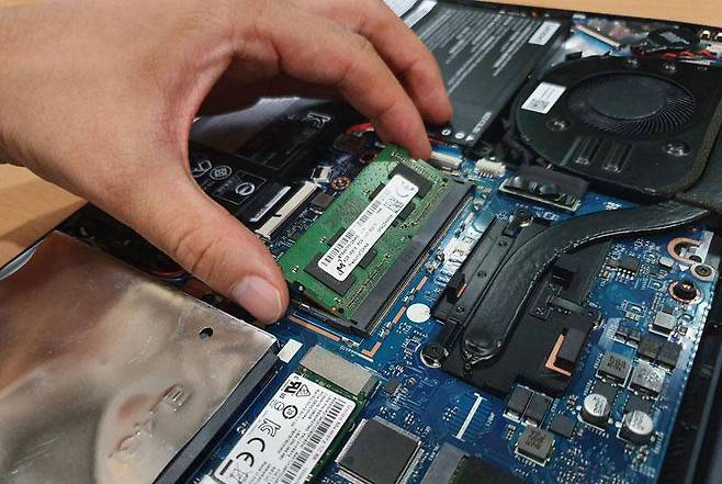 노트북 램 추가를 통해 용량을 업그레이드하는 모습 / 출처=IT동아