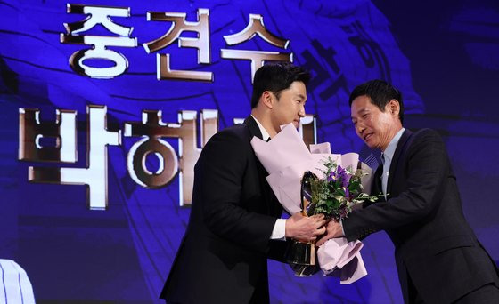 중견수 수상자 박해민(왼쪽)과 축하하는 염경엽 LG 감독. 뉴스1