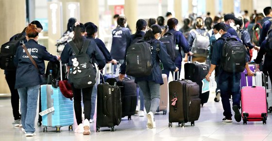 인천공항으로 입국하는 외국인 근로자들. [뉴스1]