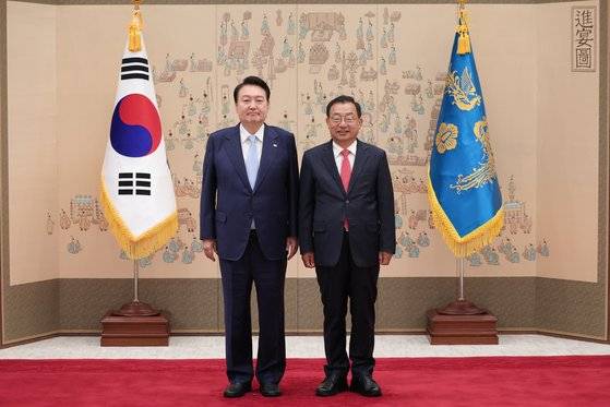 윤석열 대통령이 지난 7월 7일 용산 대통령실에서 이정현 신임 지방시대위원회 부위원장에게 임명장을 수여한 뒤 기념 촬영하고 있다. 뉴스1