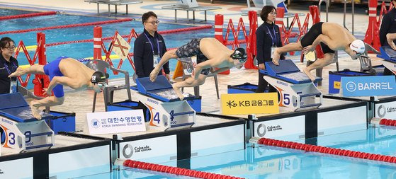 27일 국가대표 선발대회 자유형 200ｍ에서 나란히 국제수영연맹 A기록을 통과한 김우민, 황선우, 이호준(사진 왼쪽부터)의 스타트 모습. 연합뉴스