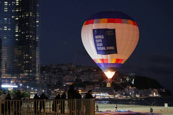 A hot air balloon to promote Busan's bid to host the 2030 World Expo floats at Haeundae beach in Busan on Saturday. [YONHAP]