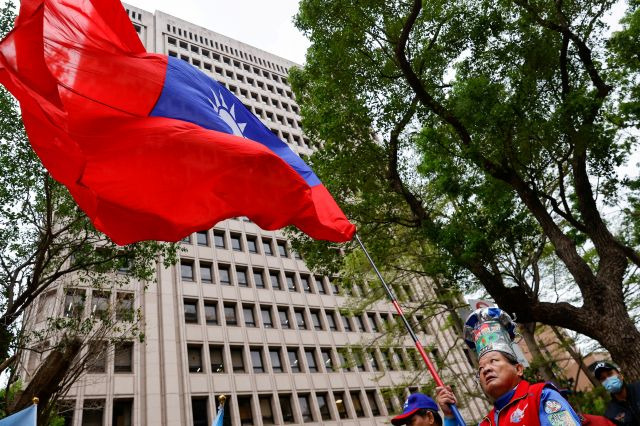 대만 제1야당인 국민당 지지자가 지난 24일 타이베이 중앙선거관리위원회 건물 앞에서 대만 국기를 흔들고 있다. 로이터연합뉴스